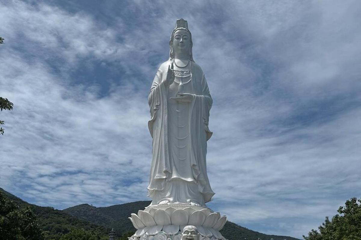 una grande statua bianca in cima a una montagna