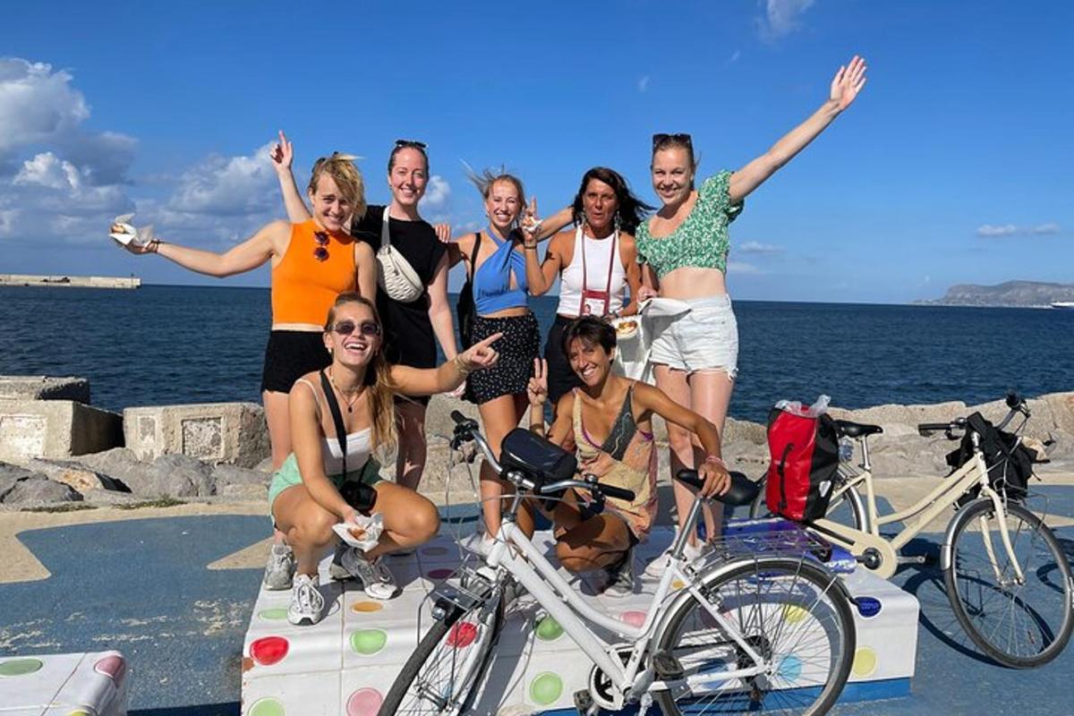 Un grupo de personas posando para una foto con sus bicicletas.
