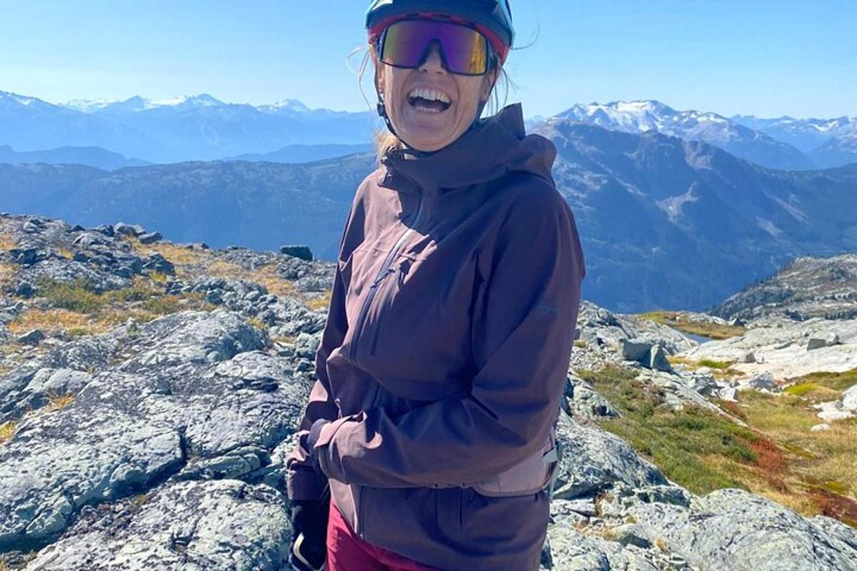 站在山顶上的女人