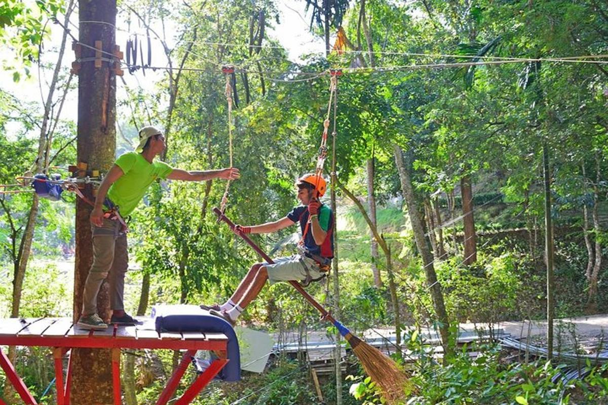 dva muži na zip line v lese