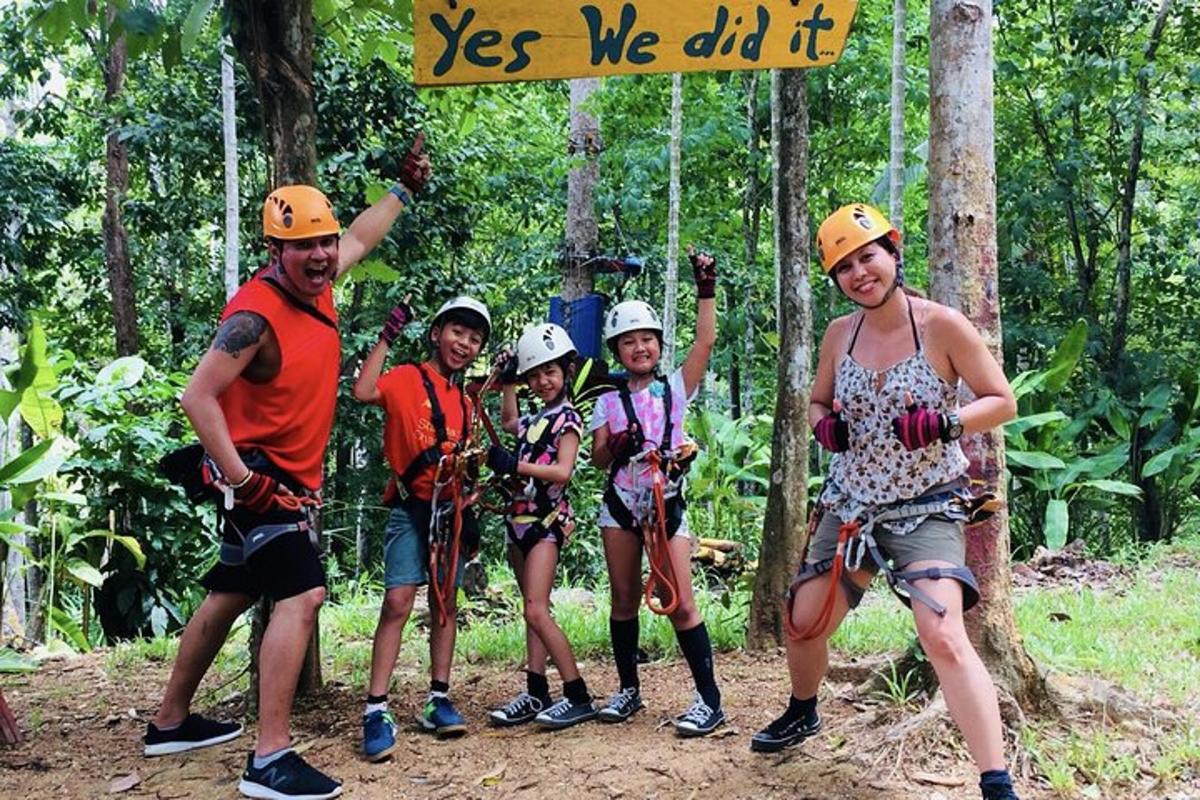 skupina lidí na zip line v lese