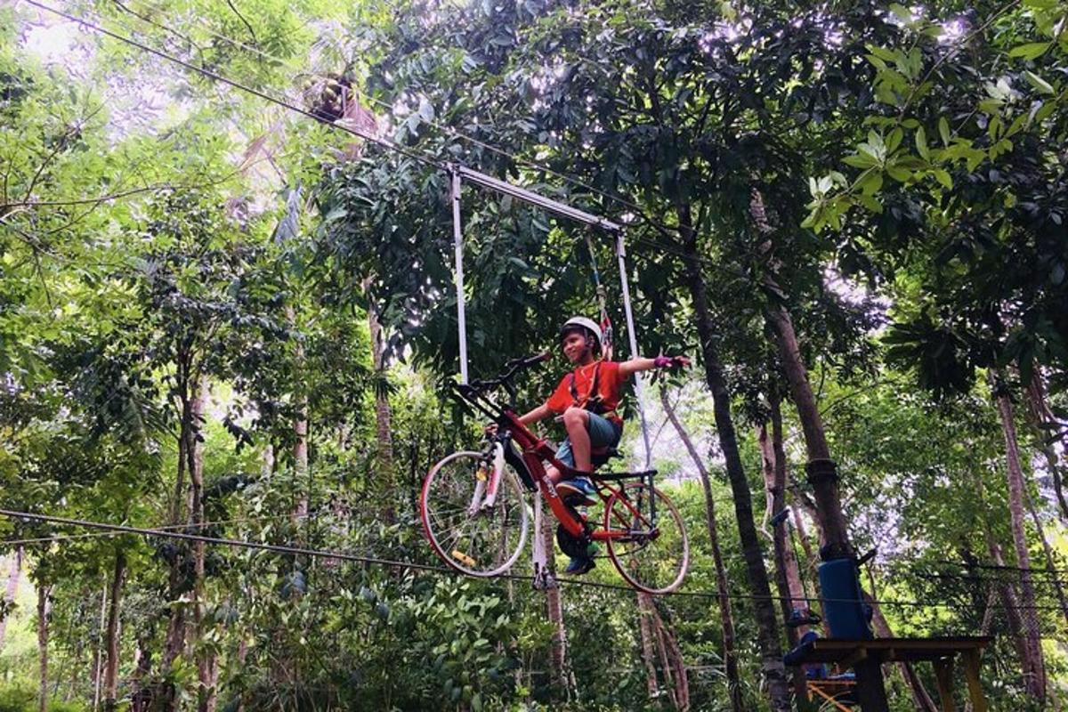 henkilö ajaa pyörällä zip line -radalla