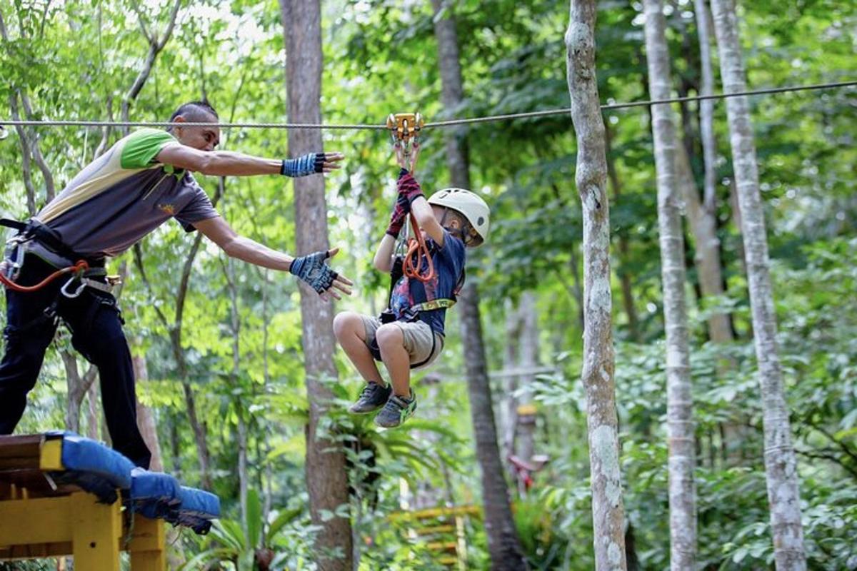 due persone su una teleferica nella foresta