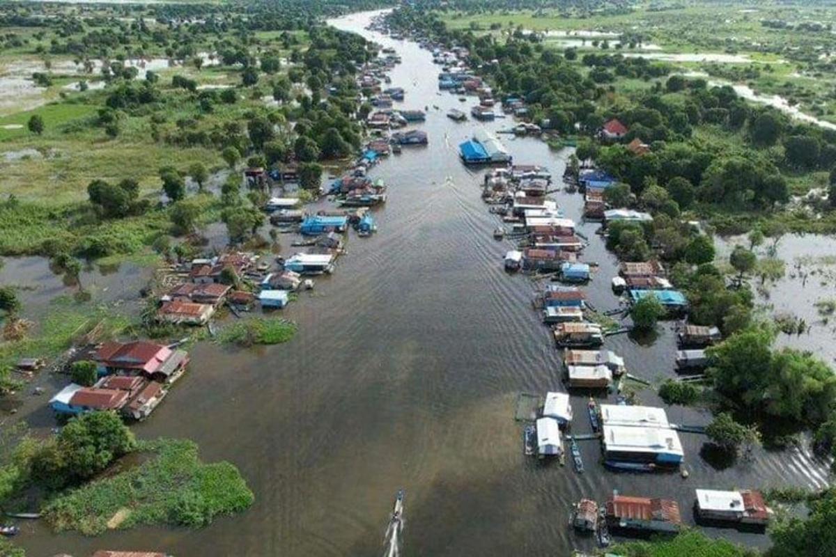 una vista aerea di un gruppo di barche in un fiume