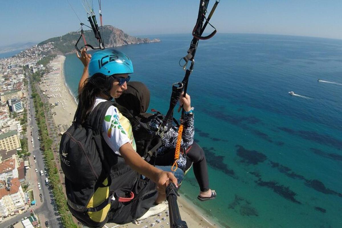 due persone su una teleferica sopra l'oceano