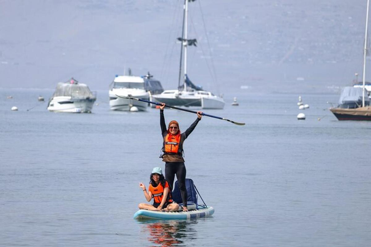 due persone su una tavola da paddle in acqua