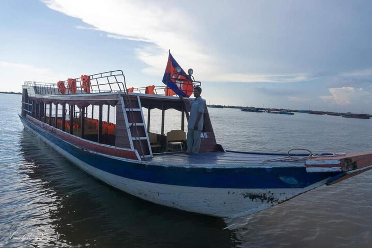 un uomo in piedi su una barca in acqua