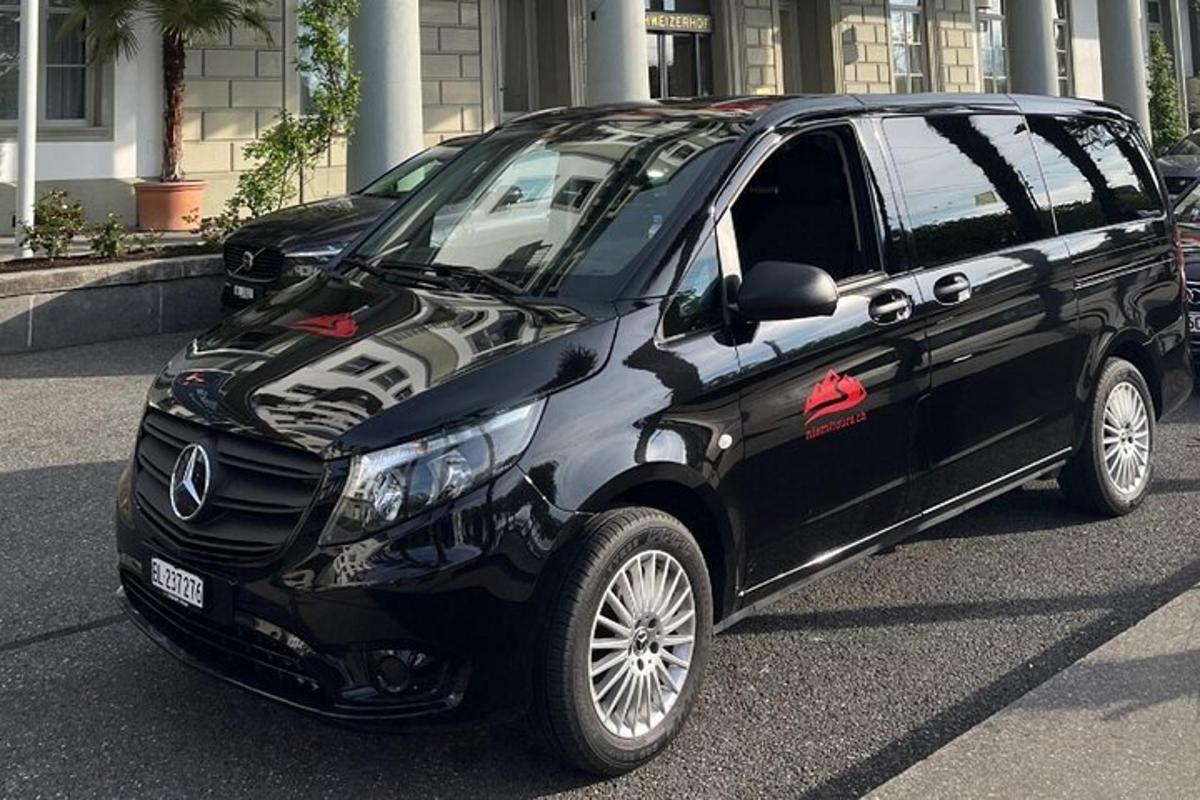 Una camioneta negra estacionada frente a un edificio