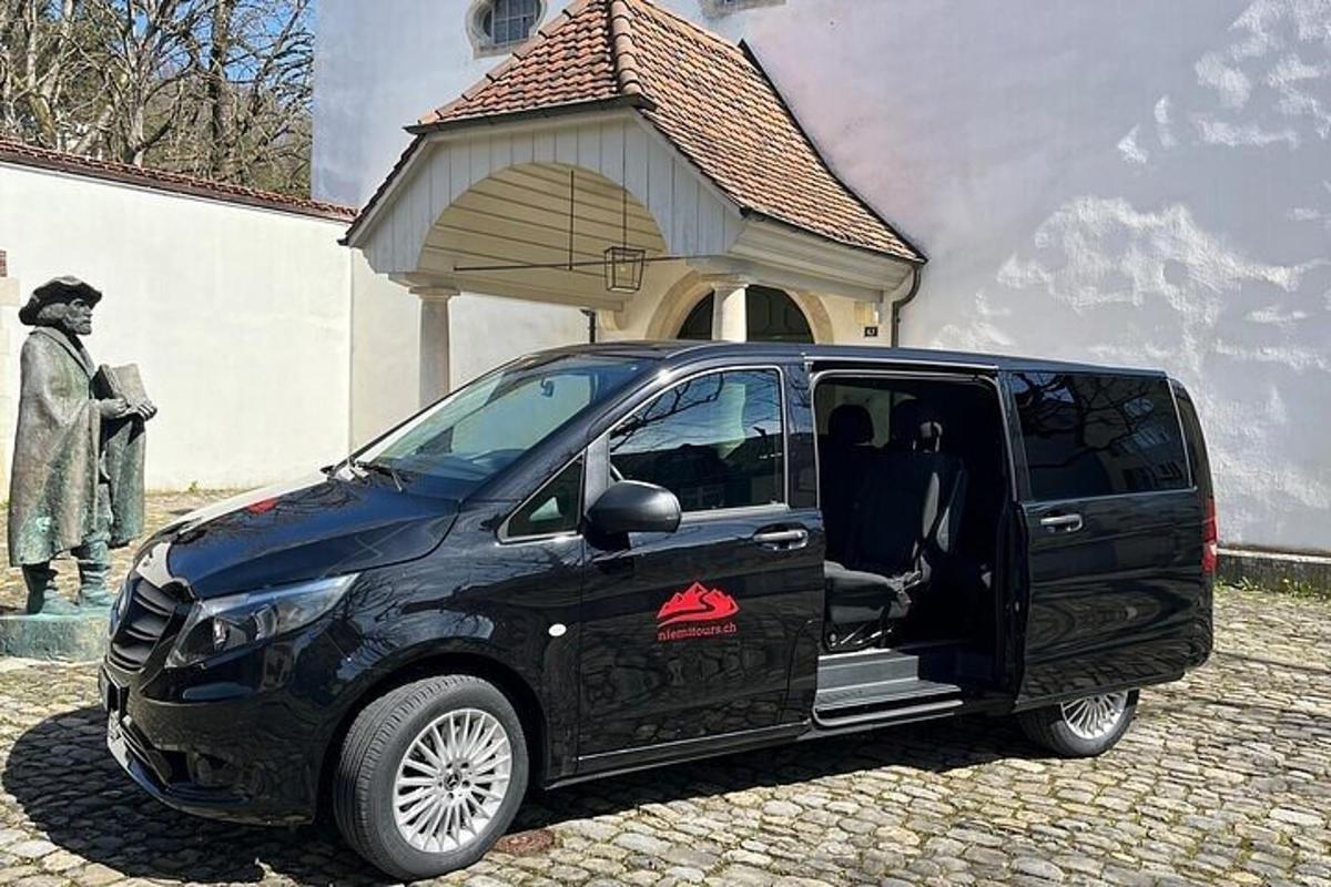 črn kombi parkiran pred stavbo