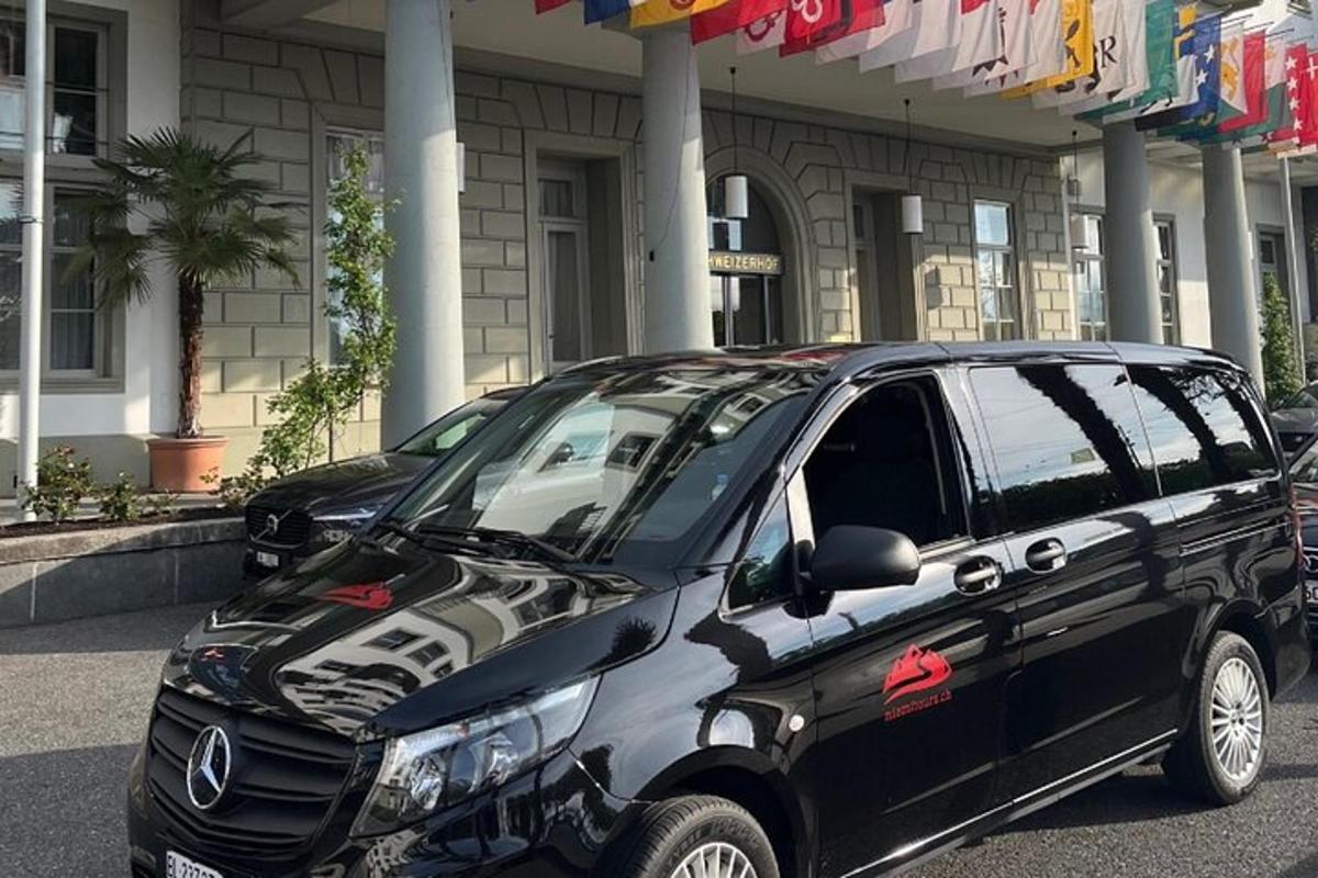 čierne SUV zaparkované pred budovou