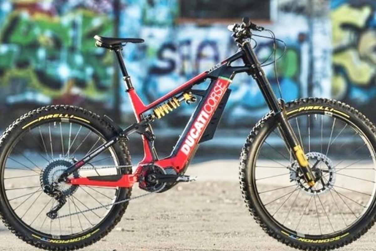 jalgratas seisab maas seina ees