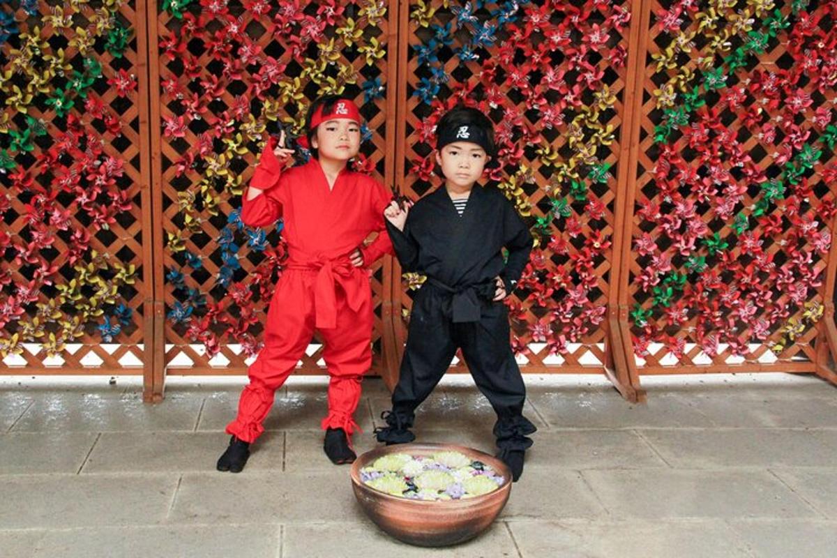 hai cậu bé đang đứng trước một bức tường