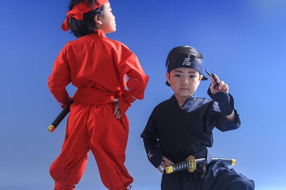 due bambini piccoli vestiti di rosso in piedi uno accanto all'altro