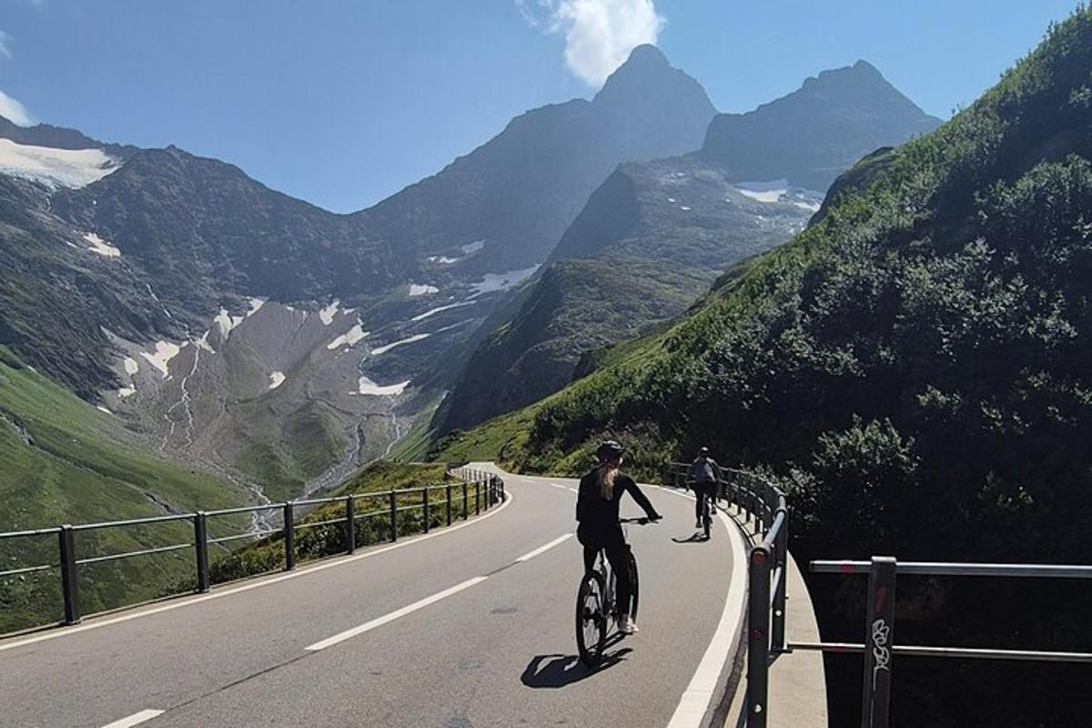 duas pessoas andando de bicicleta em uma estrada de montanha