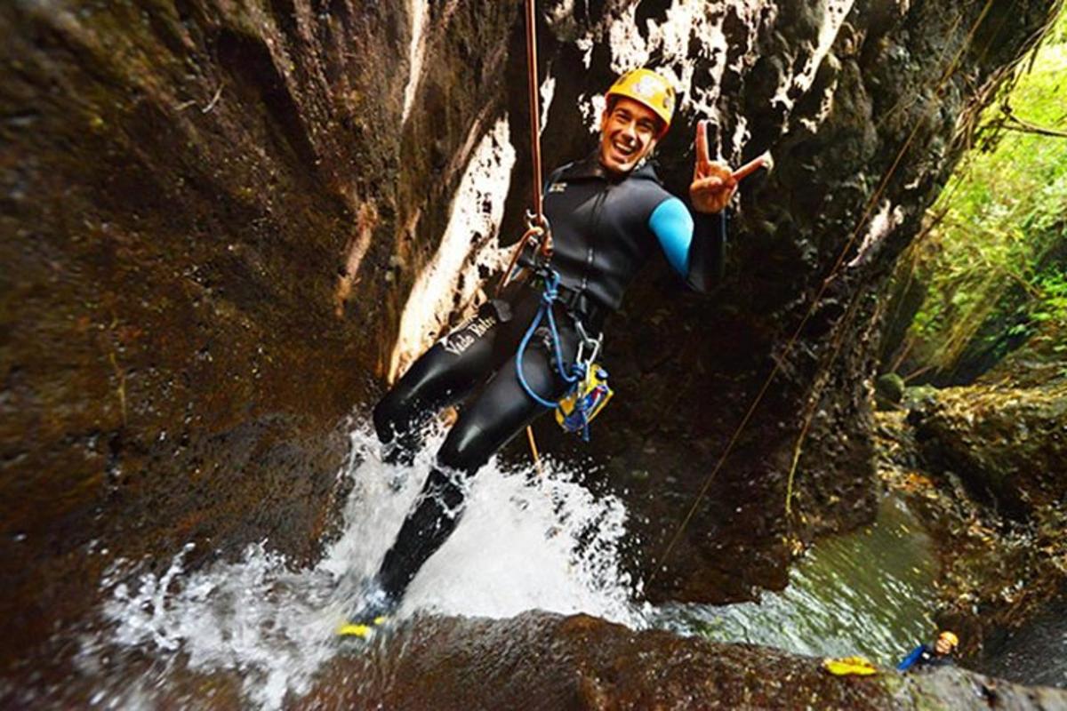 un uomo in muta in piedi in un fiume