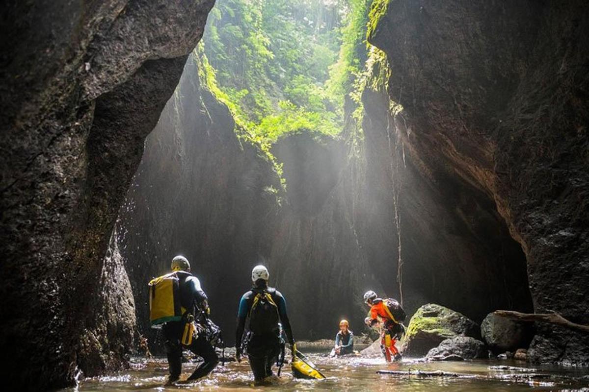 un gruppo di persone che attraversa un fiume in una grotta