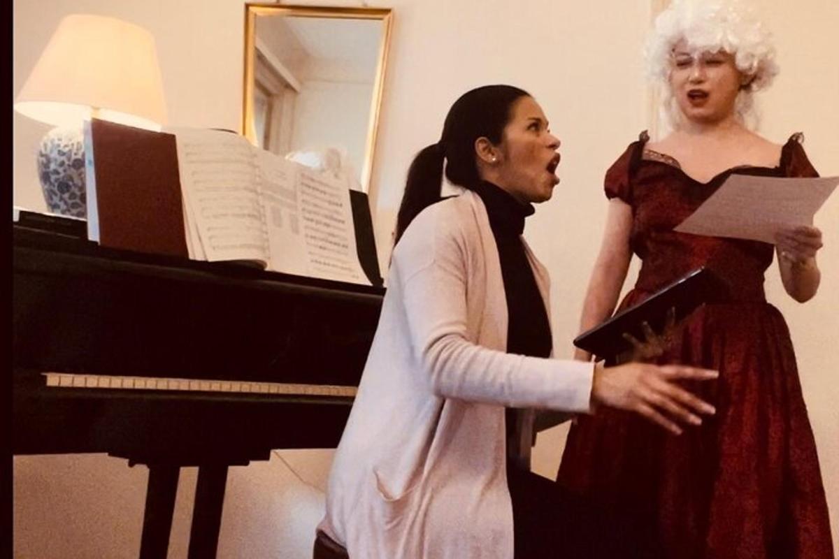 un uomo e una donna in piedi accanto a un pianoforte