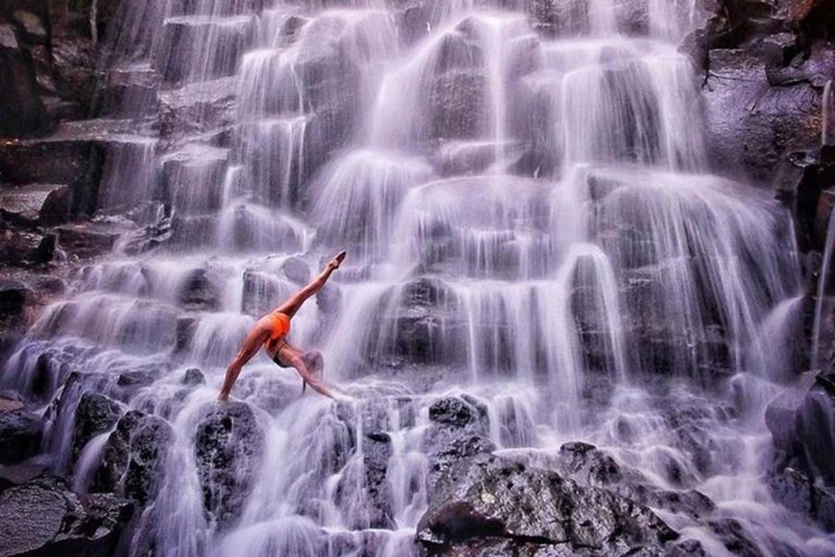um homem está pulando de uma cachoeira