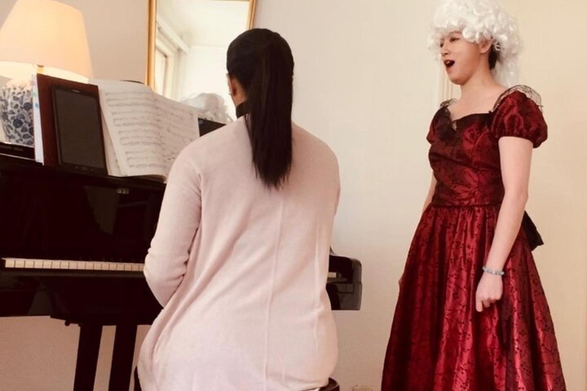 una donna in piedi davanti a un pianoforte