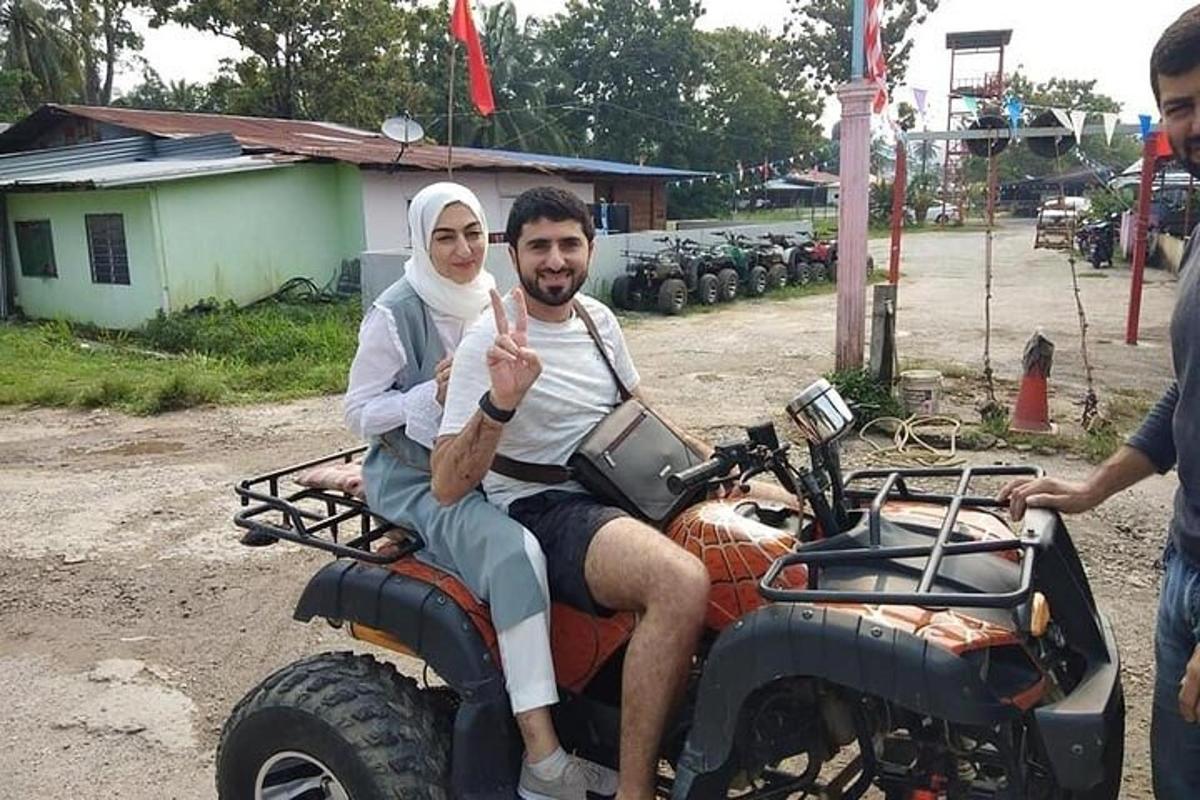 un home i una dona asseguts en una motocicleta