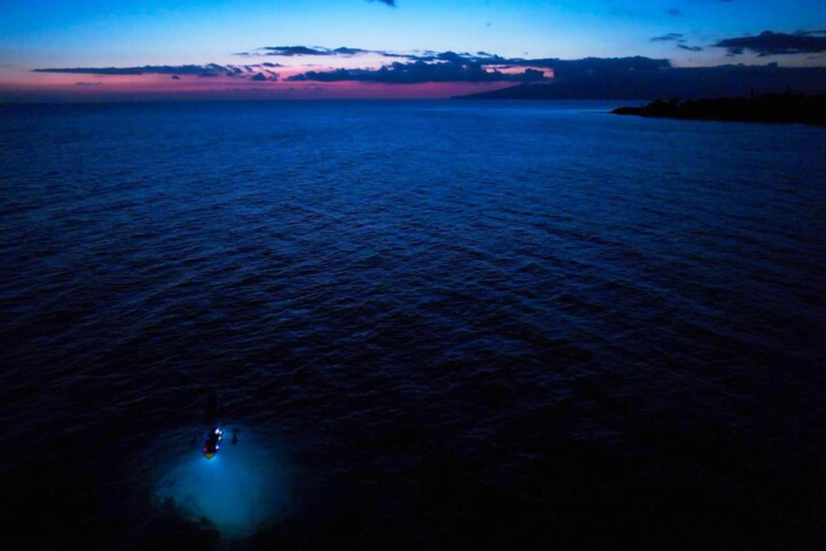 una barca in mezzo a un grande specchio d'acqua