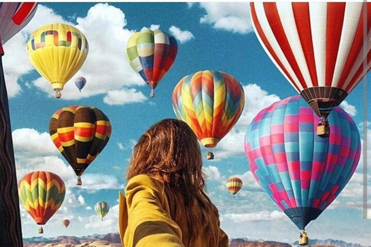 una dona mirant un munt de globus aerostàtics