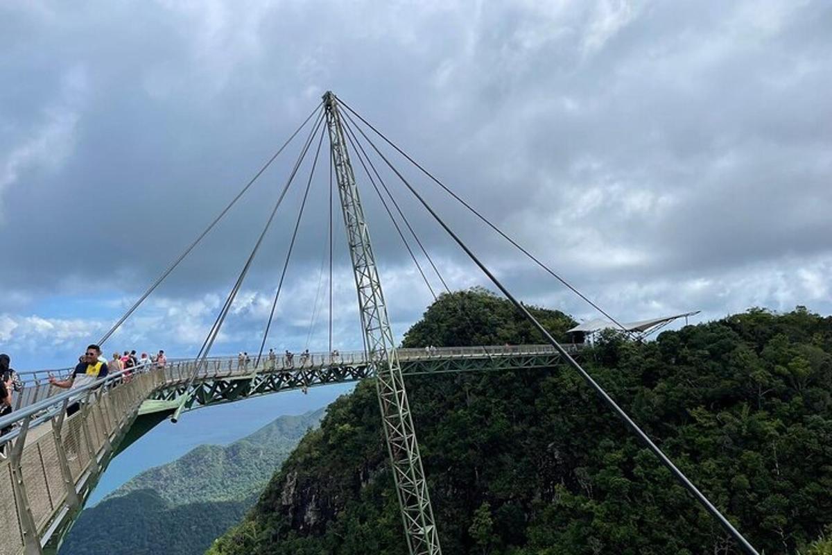 un pont sobre una muntanya amb gent a sobre