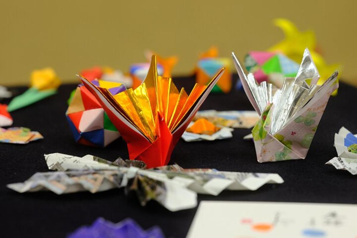 stůl s barevnými papírovými origamikány