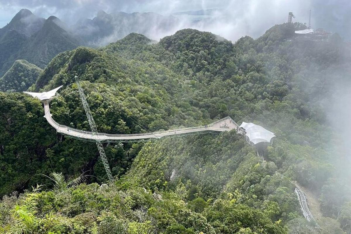 una carretera corbada al vessant d'una muntanya