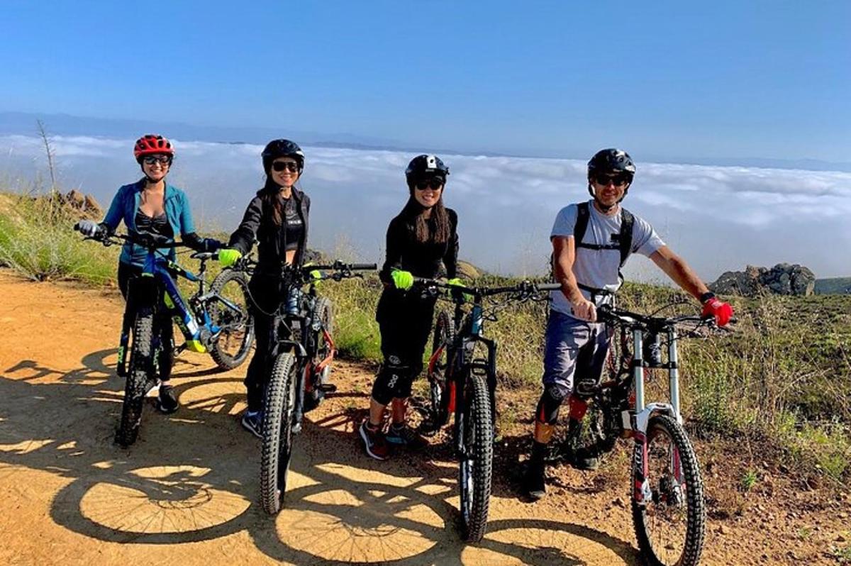 um grupo de pessoas em bicicletas em uma trilha
