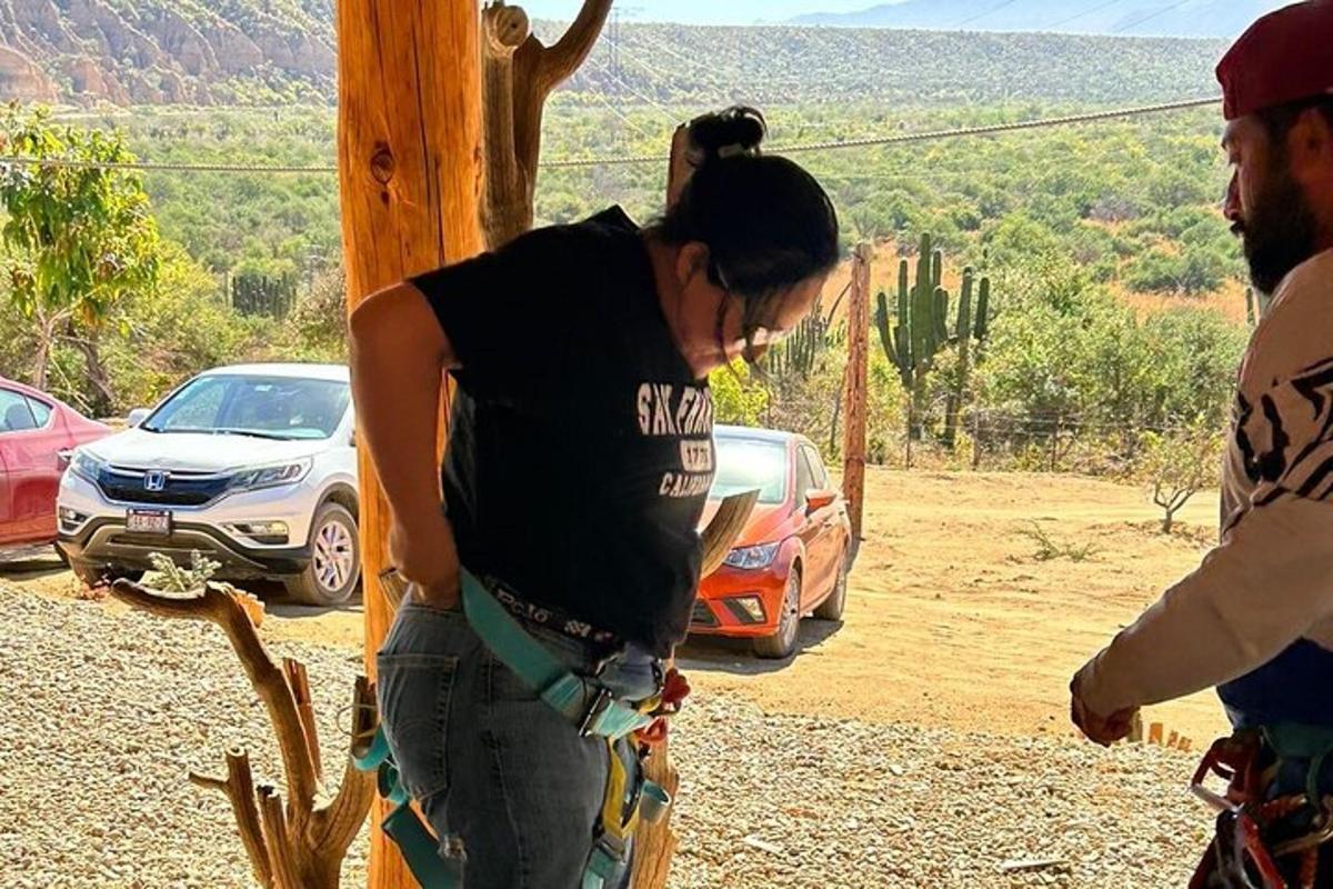 žena stojící vedle muže a dívající se na auta