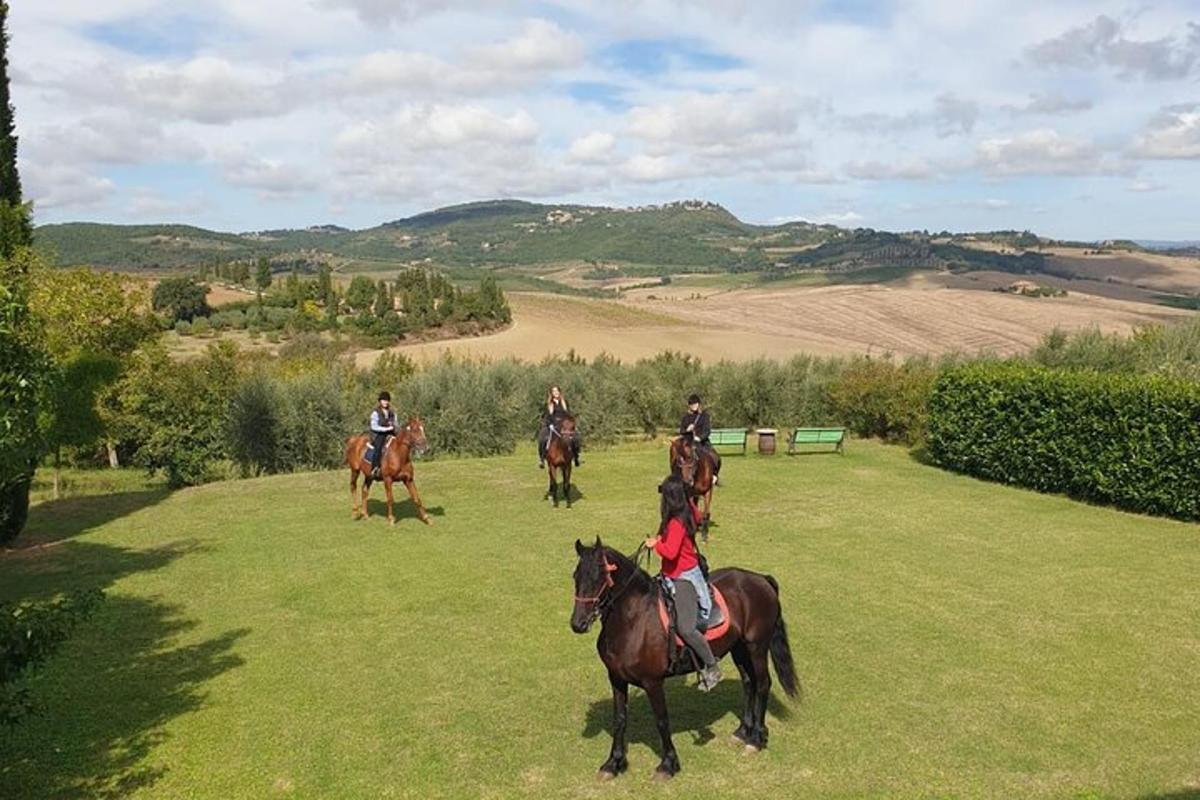 eine Gruppe von Menschen, die auf einem Feld reiten