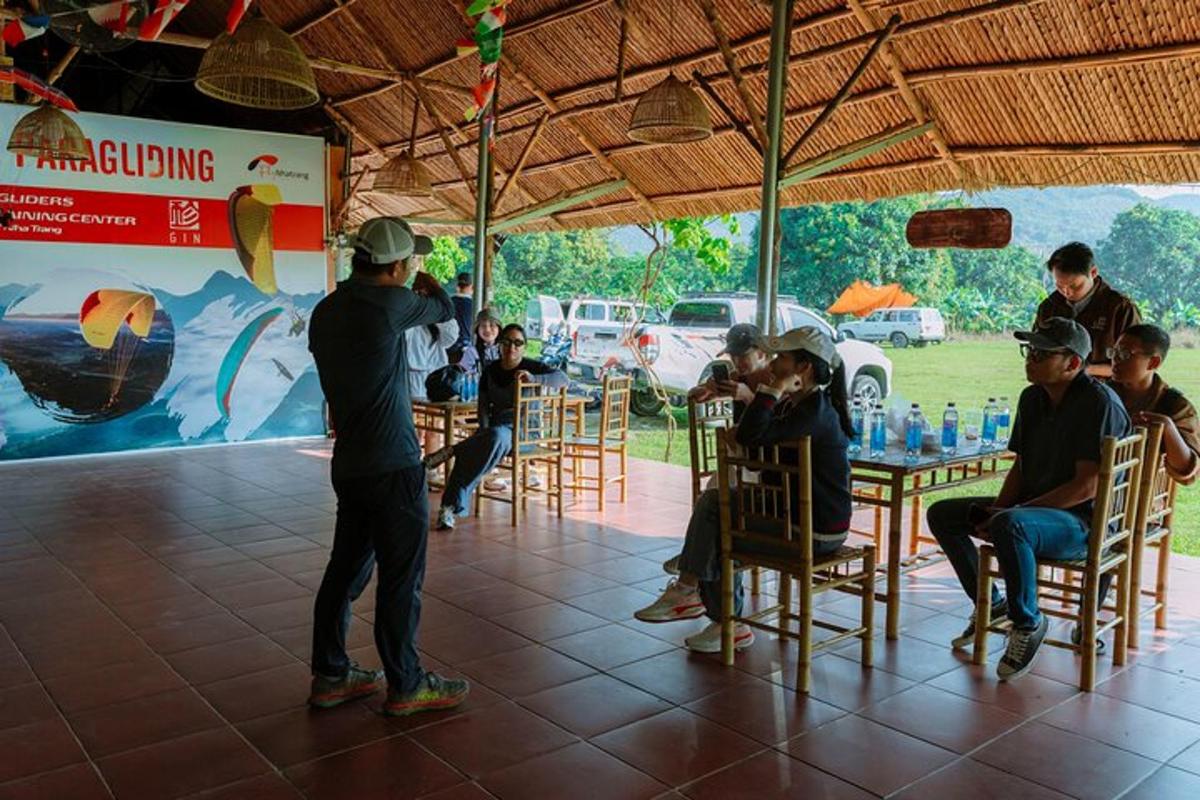 seorang lelaki mengambil gambar sekumpulan orang