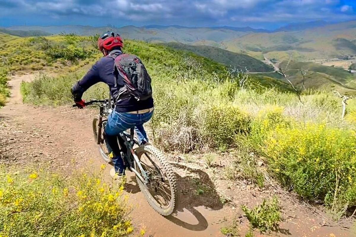 una persona che va in bicicletta su un sentiero sterrato