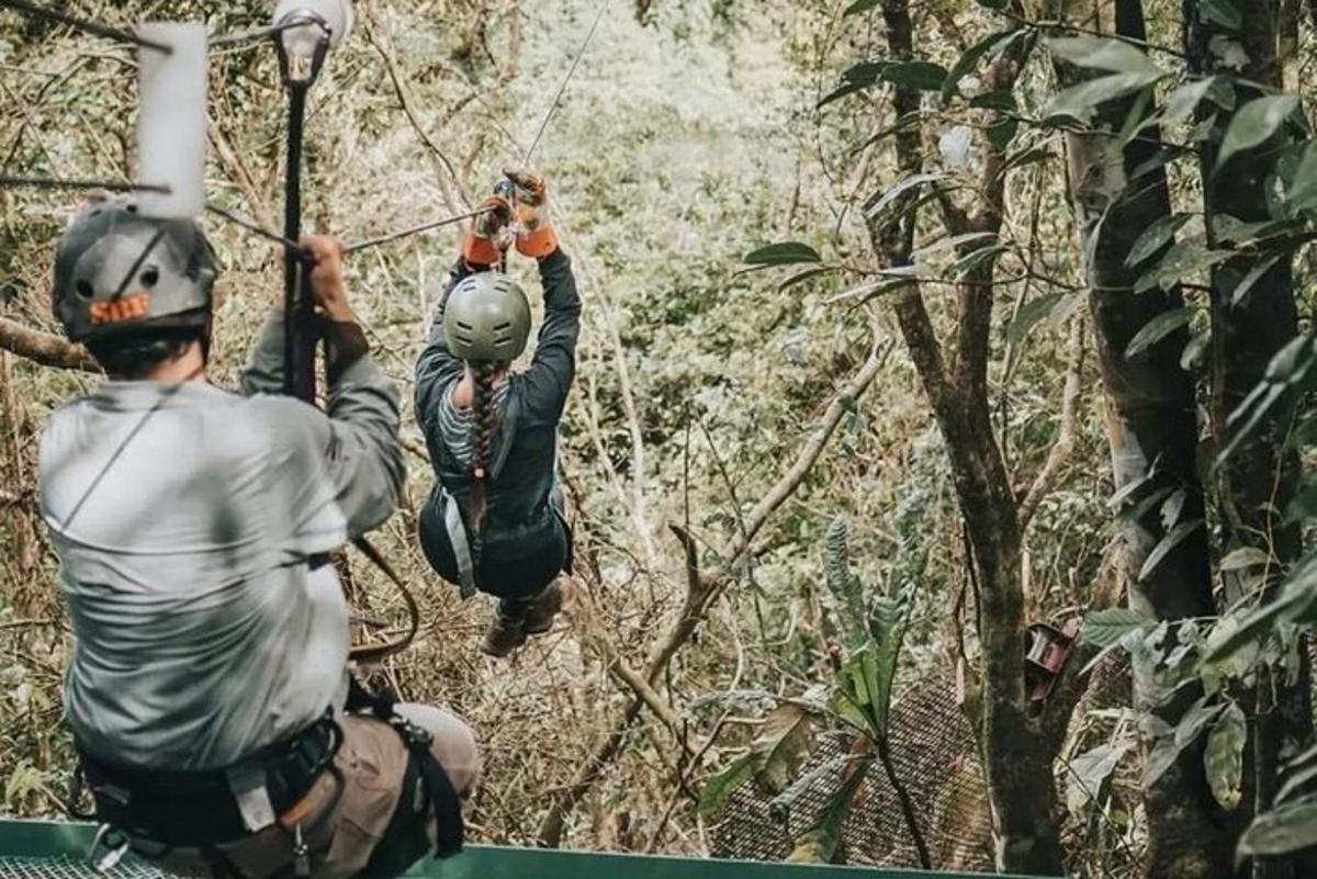 dva lidé na zip line v džungli
