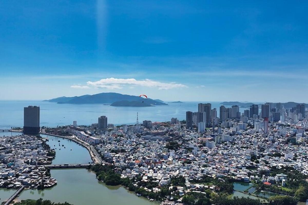 Una vista aérea de una ciudad y una ciudad con una cometa.