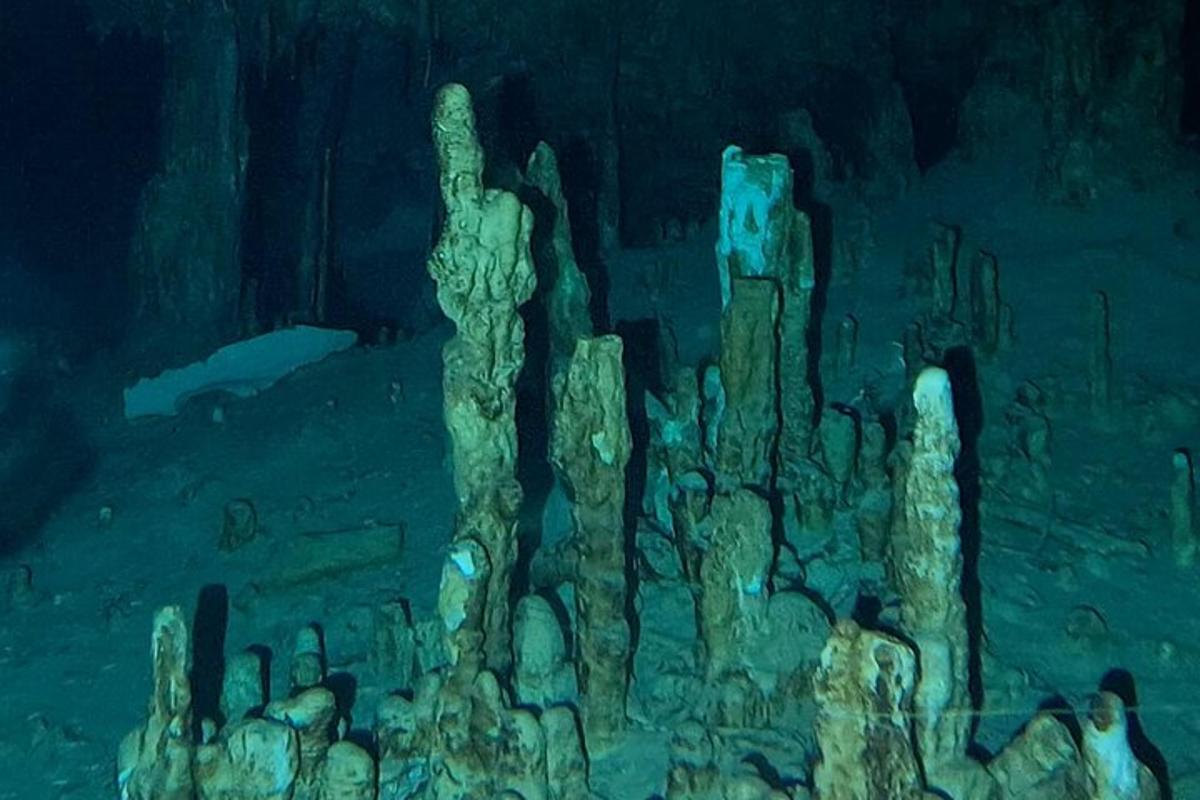 una pintura d'una formació rocosa en una cova