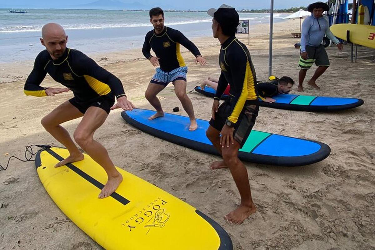 um grupo de homens em cima de pranchas de surfe na praia