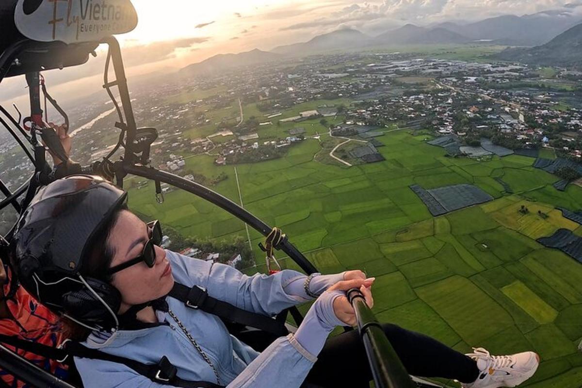 Una mujer está volando en un helicóptero