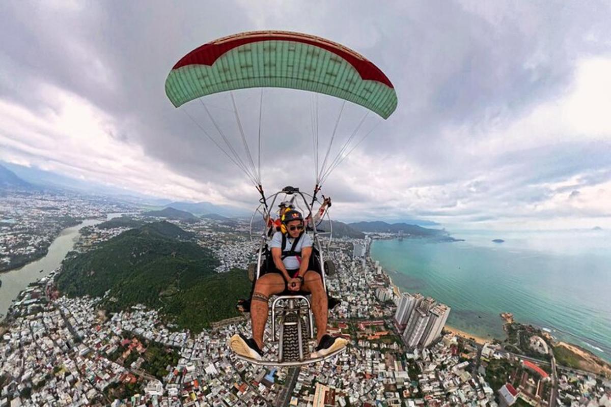 Dos personas están volando en paracaídas sobre una ciudad.