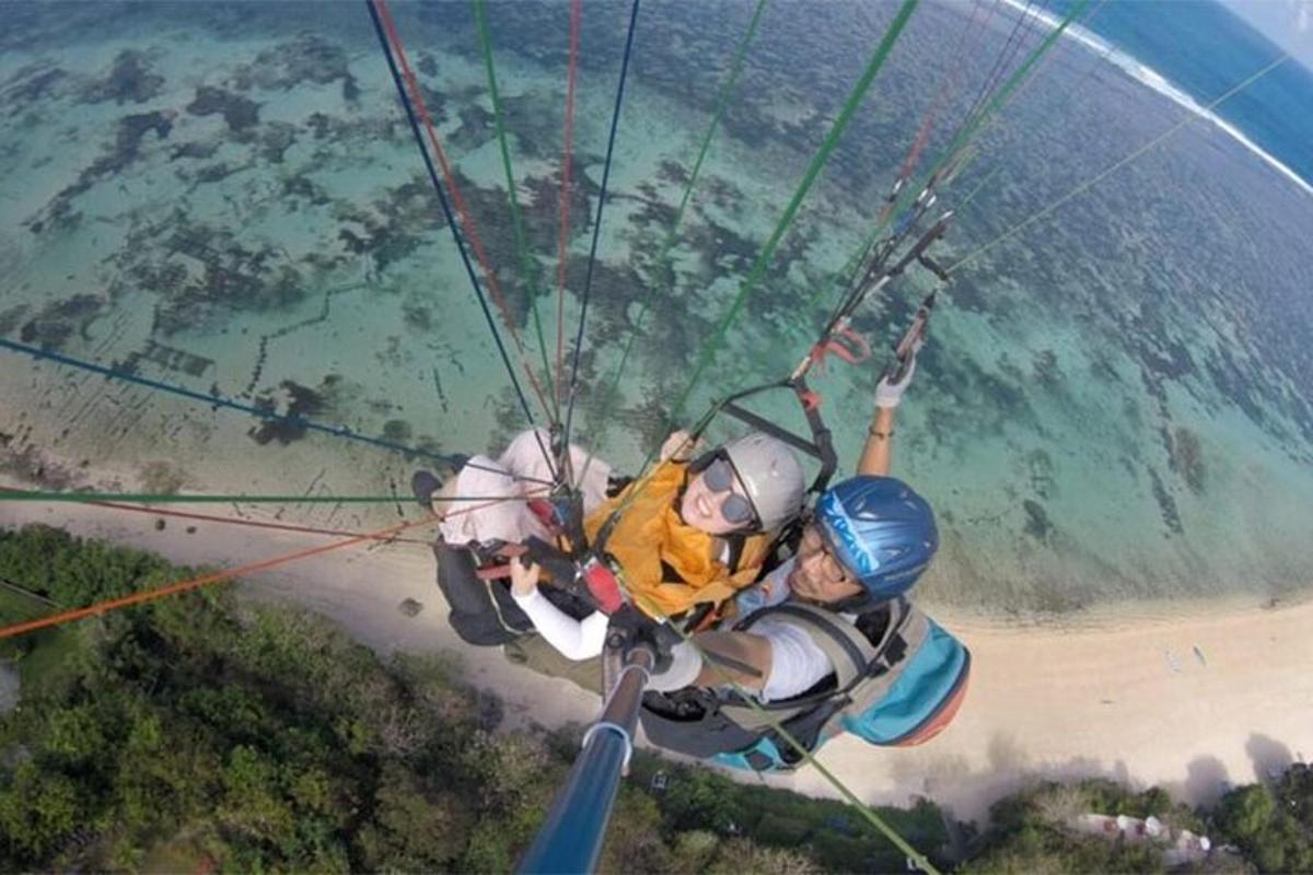 due persone stanno volando con il paracadute sopra l'oceano