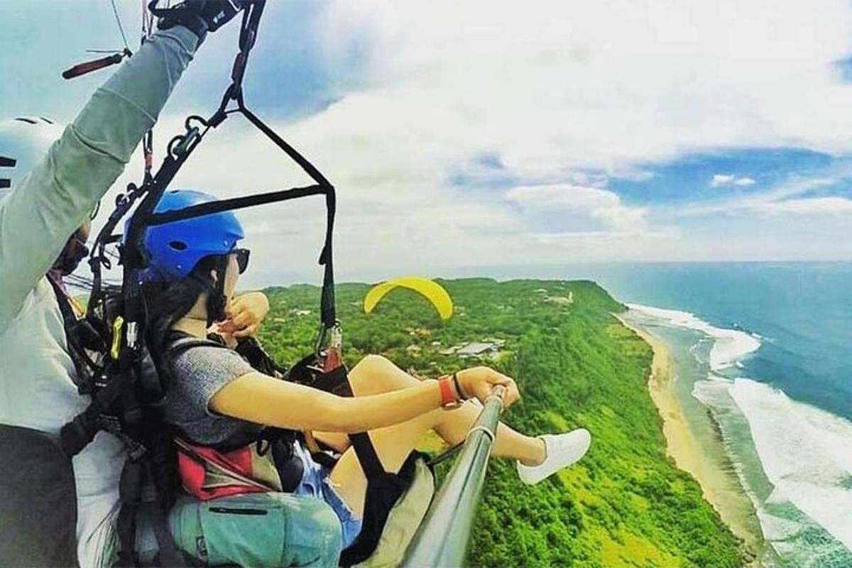 un gruppo di persone che viaggiano su una zipline sopra l'oceano