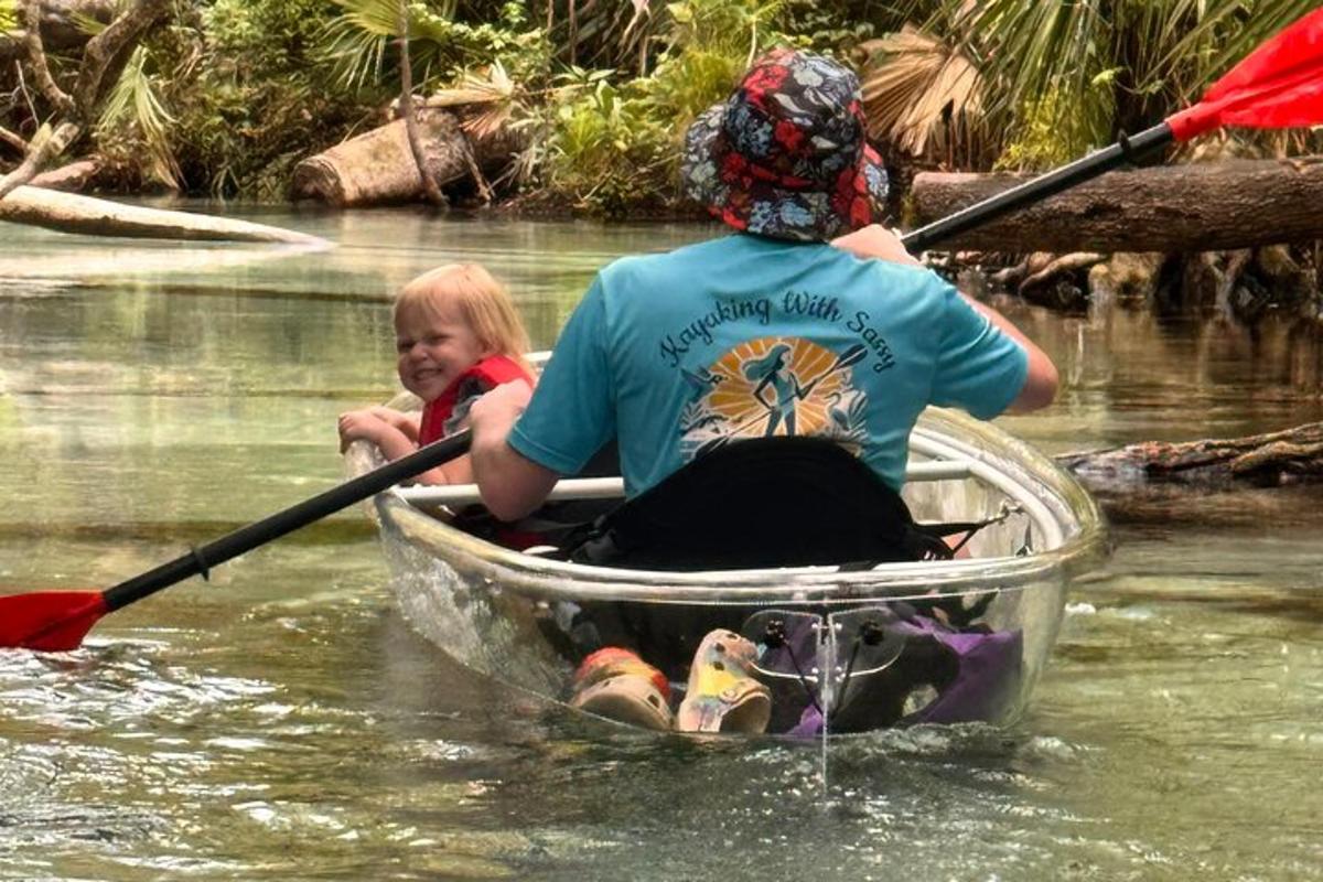 Una mujer y un niño en un bote en el agua