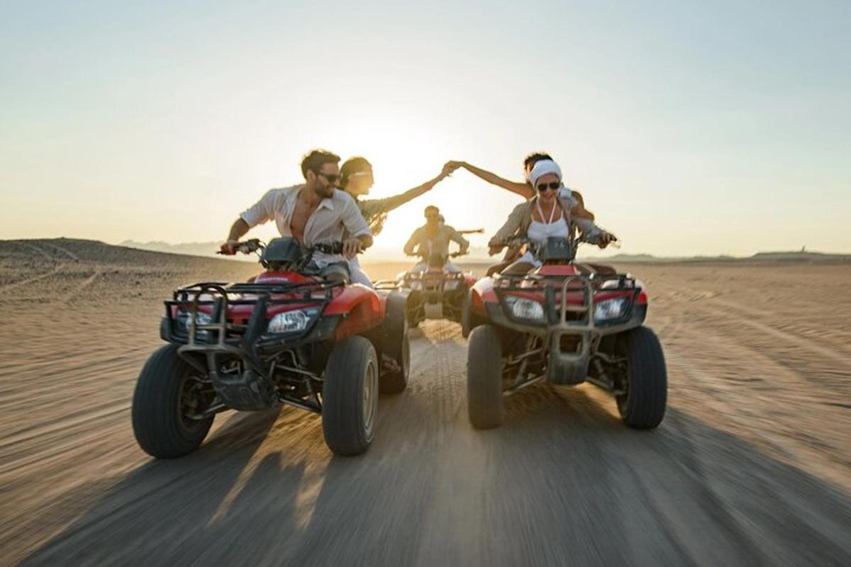 砂漠でATVに乗る人々のグループ