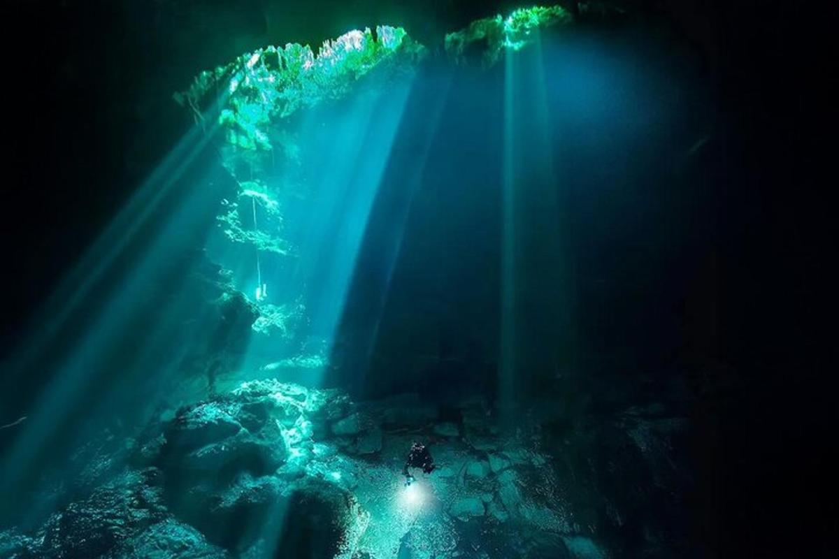 un raggio di luce che brilla attraverso l'acqua dell'oceano