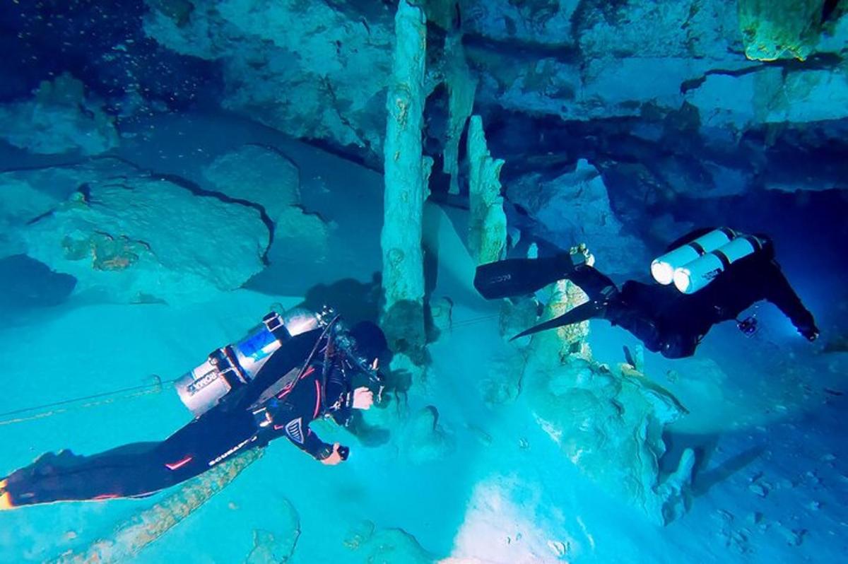 due persone che nuotano nell'acqua di una grotta