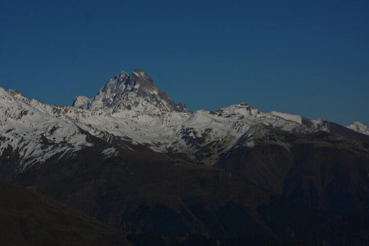 een berg met sneeuw erop