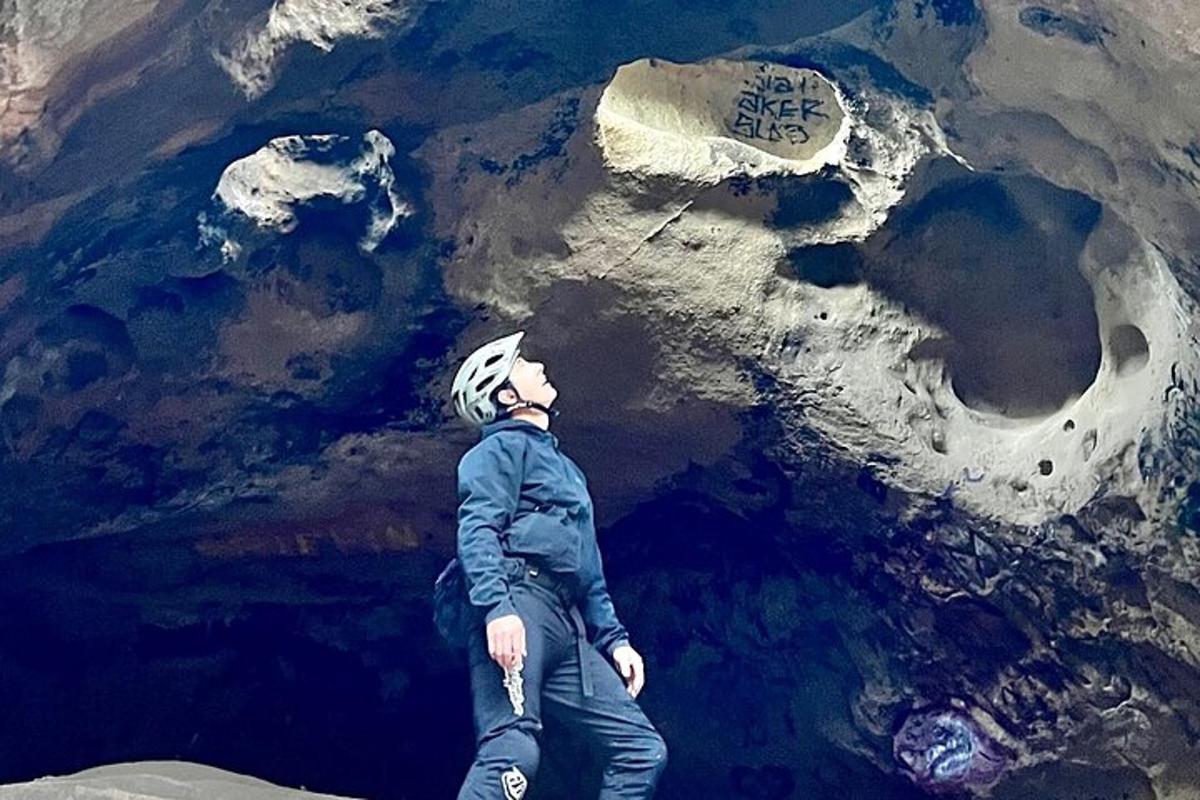maður stendur á steini í helli