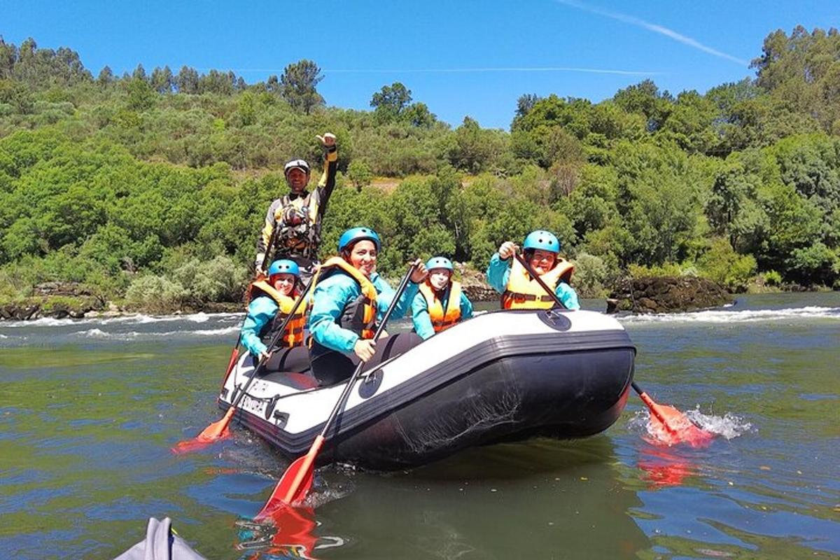 sekelompok orang di atas rakit di sungai