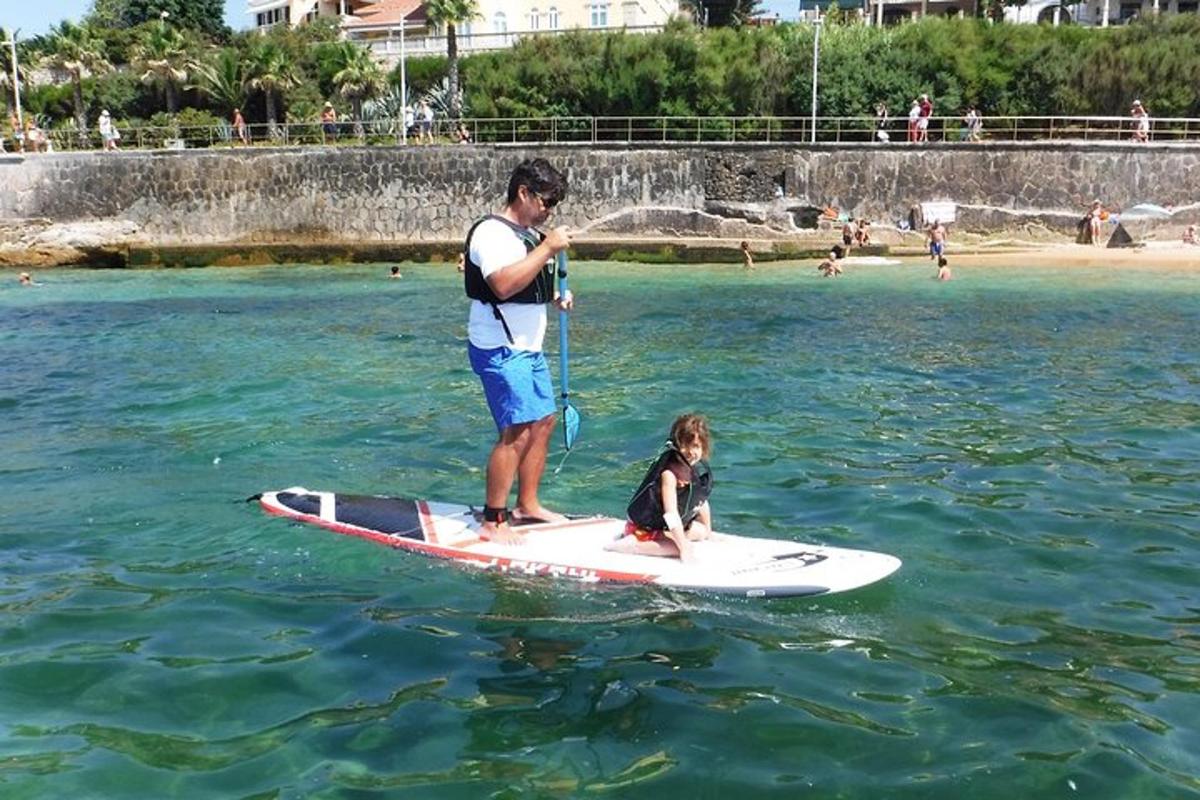 muž a dítě na paddleboardu ve vodě